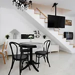 Gorgeous 2 Bedroom Duplex In City Center