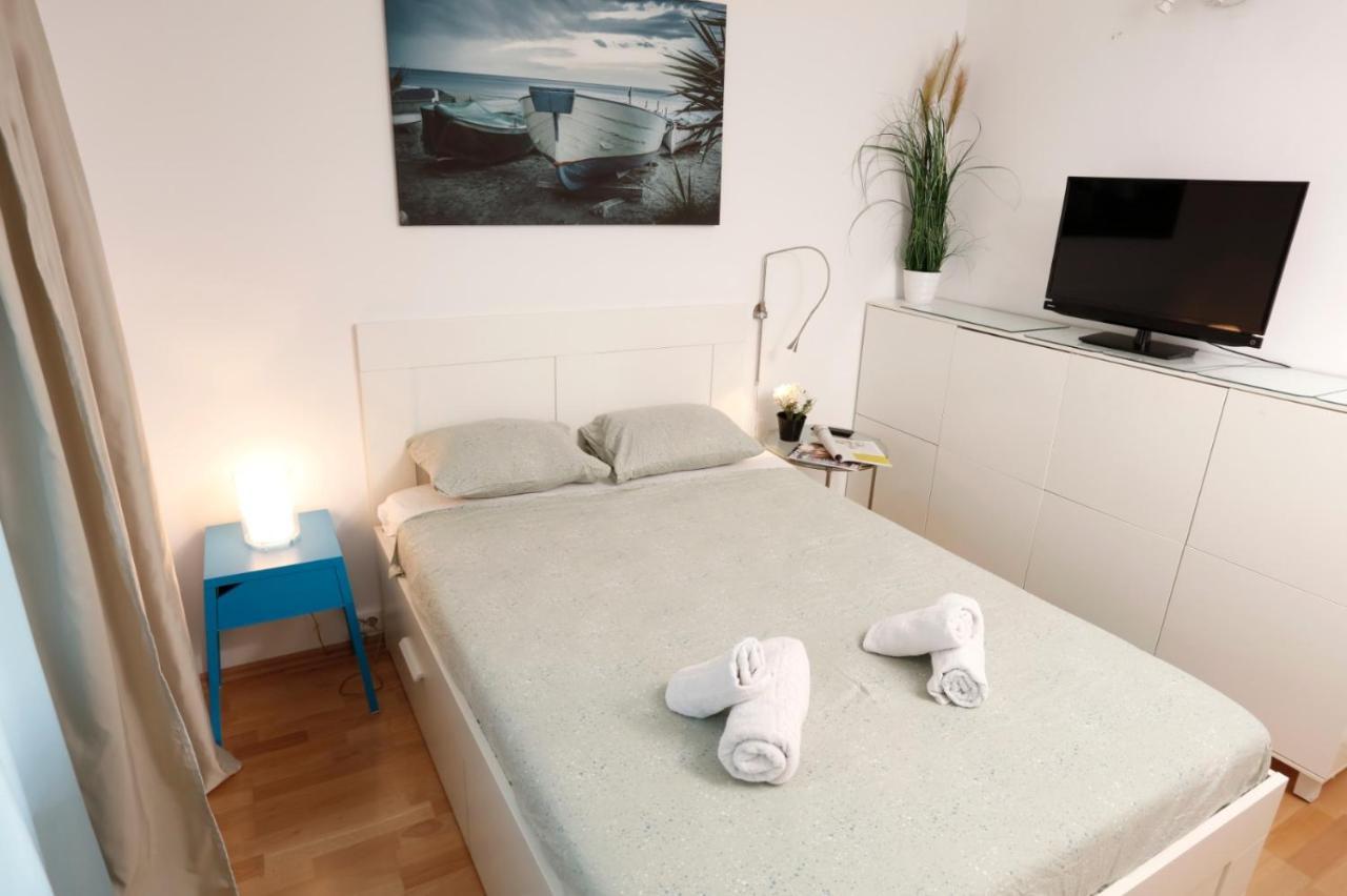 Gorgeous 2 Bedroom Duplex In City Center Apartment *