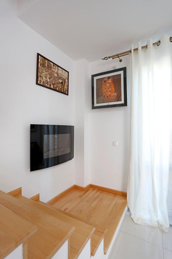 Gorgeous 2 Bedroom Duplex In City Center Apartment